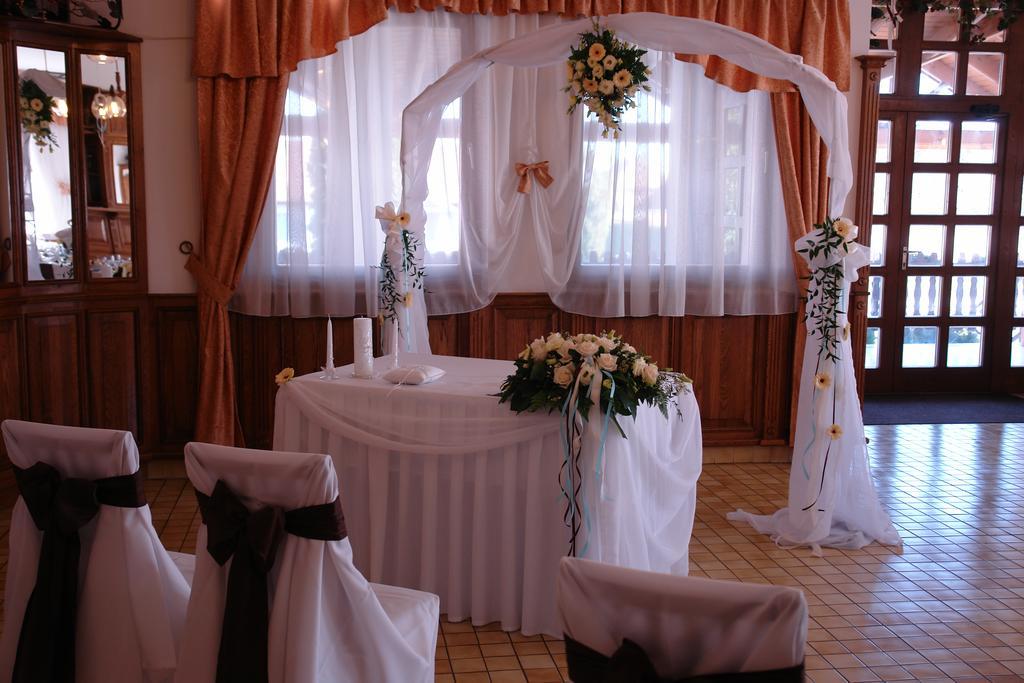 Koller Panzio Otel Bonyhád Dış mekan fotoğraf