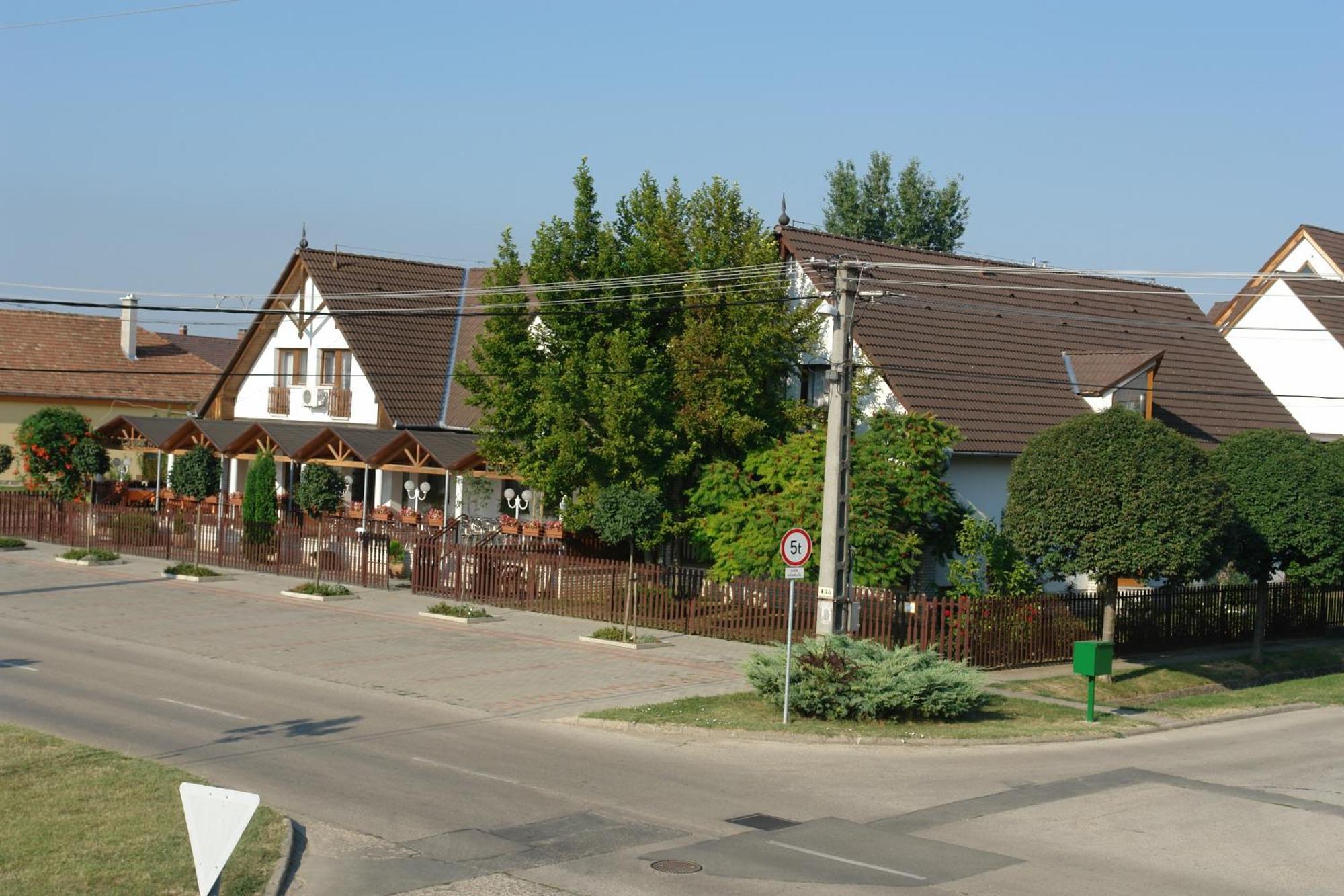 Koller Panzio Otel Bonyhád Dış mekan fotoğraf