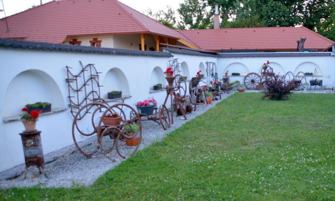 Koller Panzio Otel Bonyhád Dış mekan fotoğraf