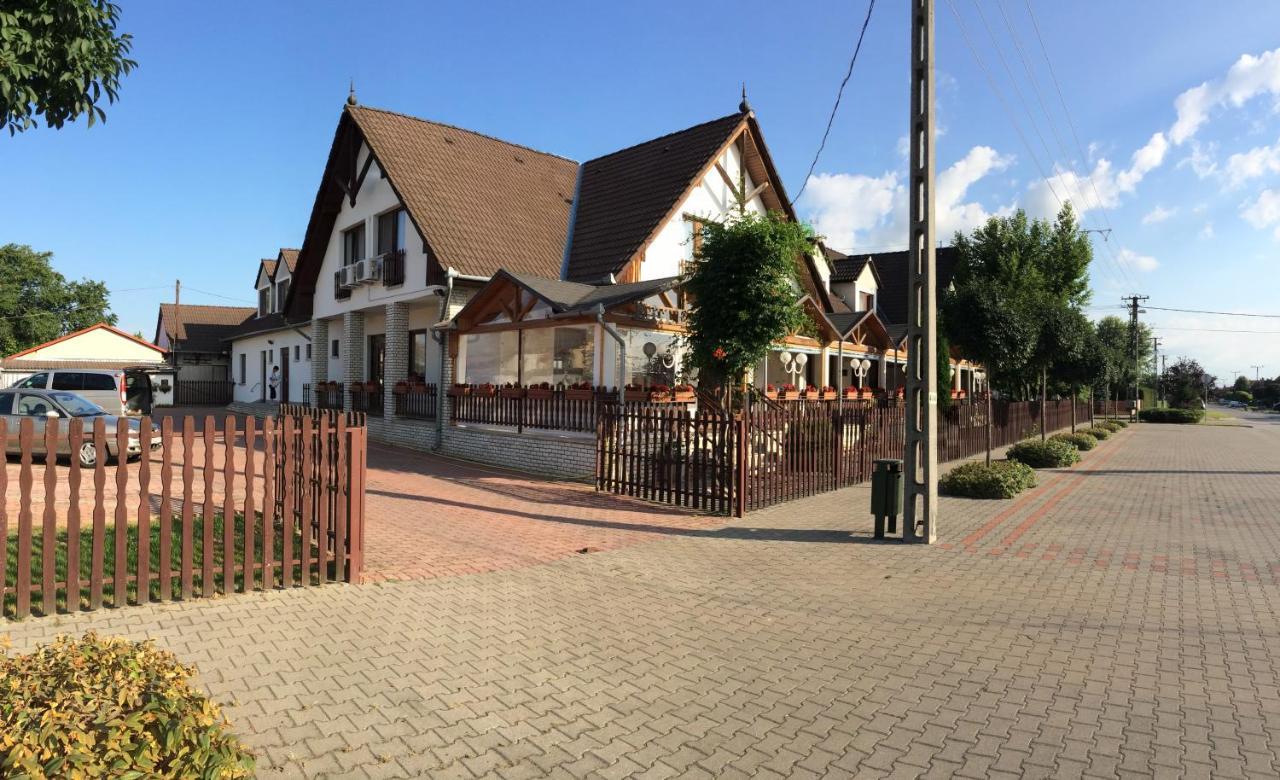 Koller Panzio Otel Bonyhád Dış mekan fotoğraf